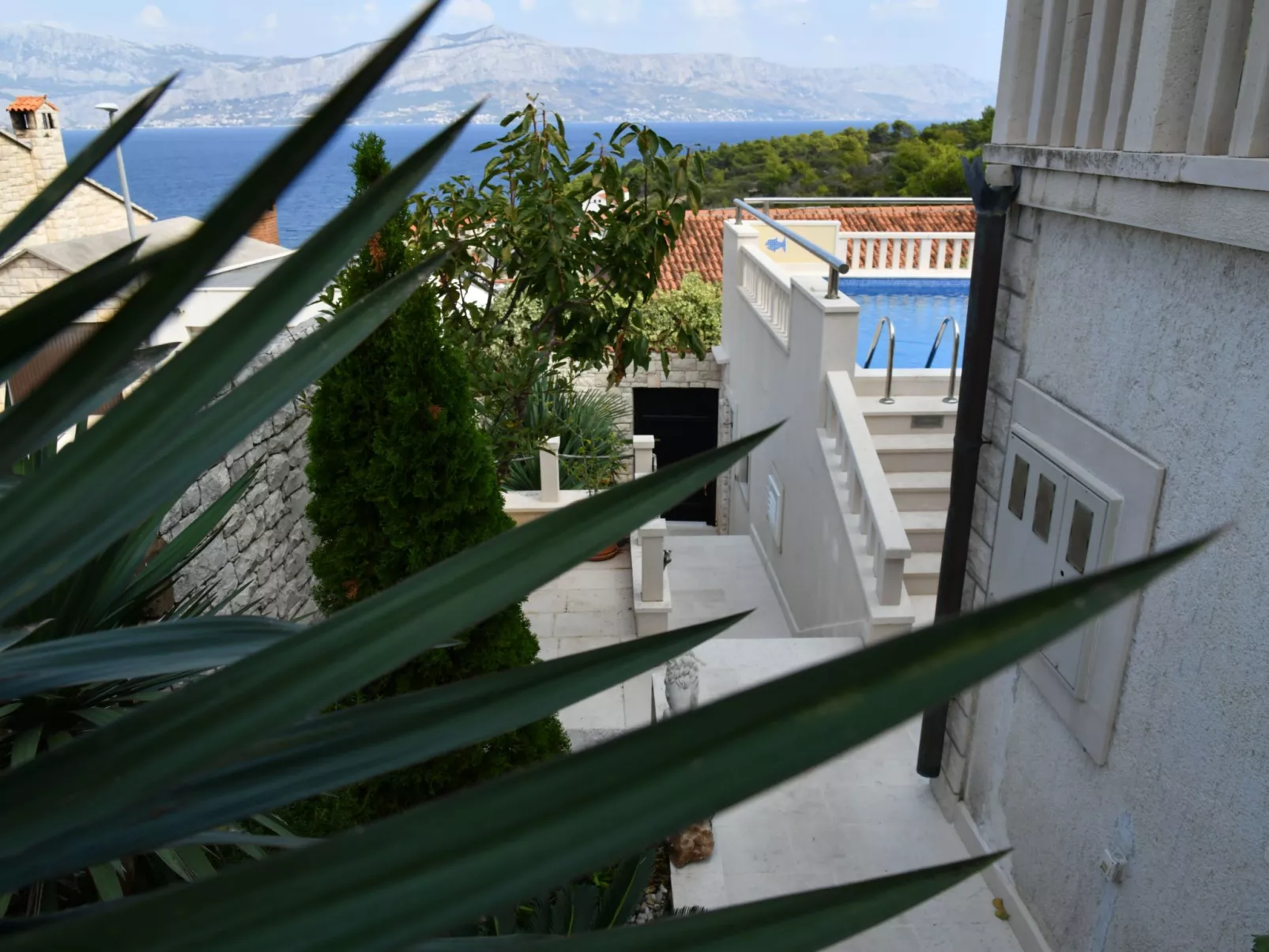 Ferienvilla in ruhiger Lage mit Pool-Draußen