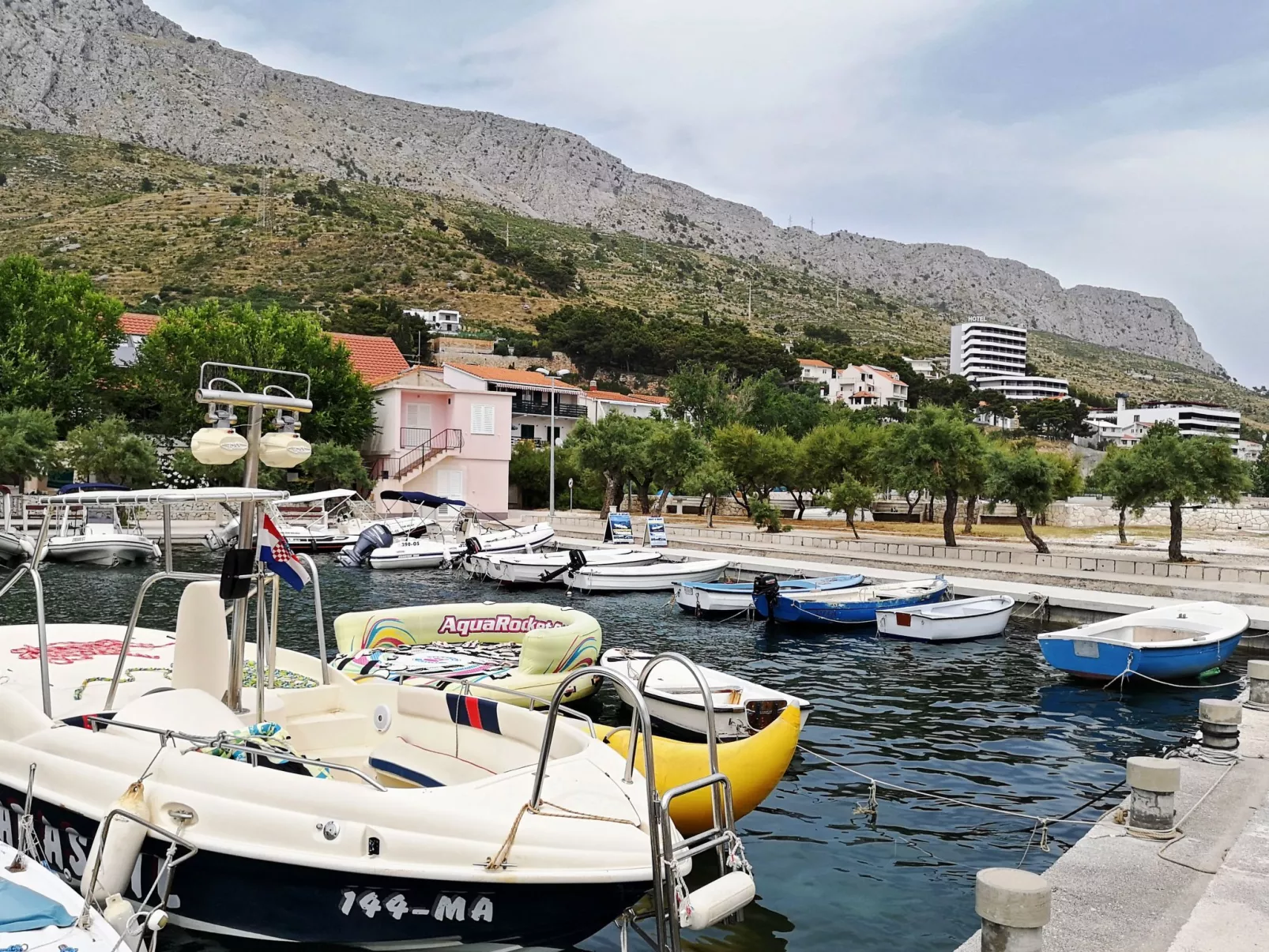 Große Ferienwohnung in Duće mit Privatem Balkon und Meerblick-Outside