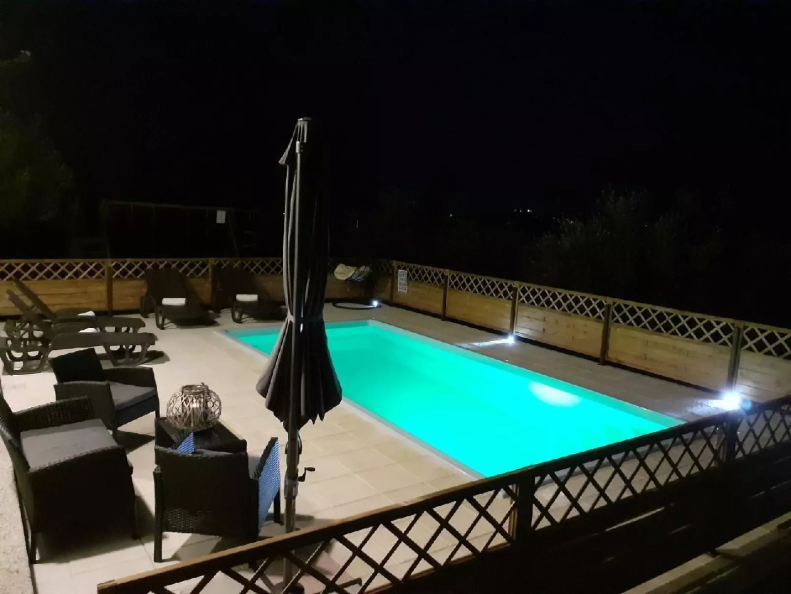 Wohnung mit privatem Pool und herrlicher Aussicht-Outside