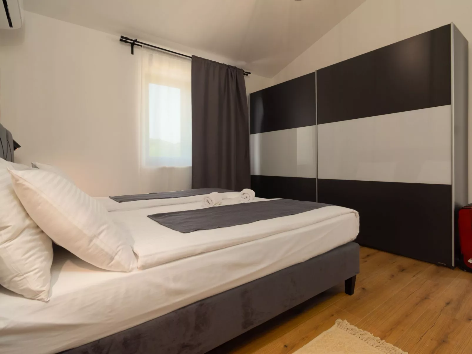 Modern 300m² Villa - King Beds and Leisure Zone