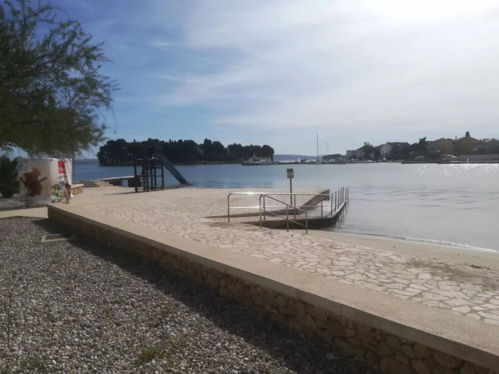 Traditionelles Steinhaus am Meer in Preko