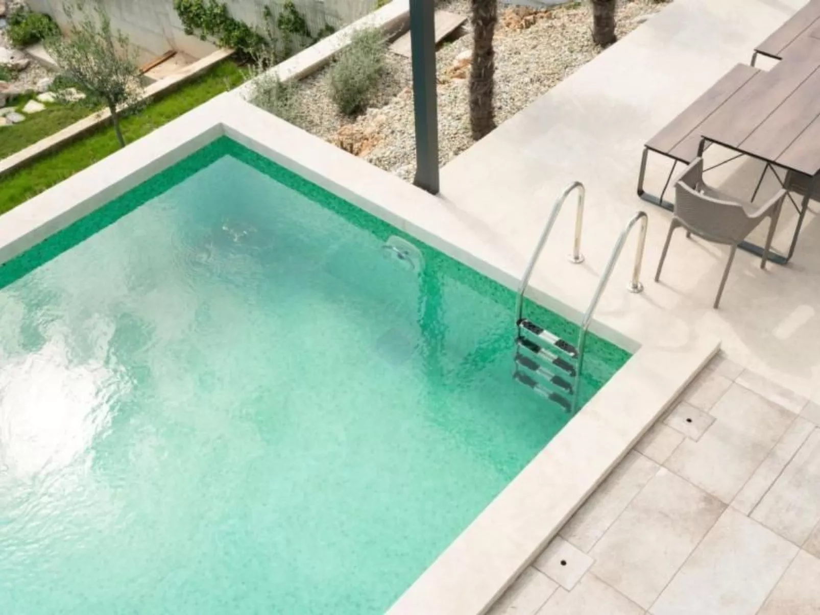 Designferienhaus mit Hot Tub-Outside