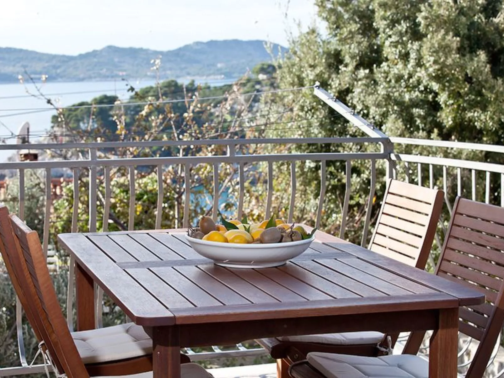 Mélanie im Erdgeschoss einer Villa in Strandnähe