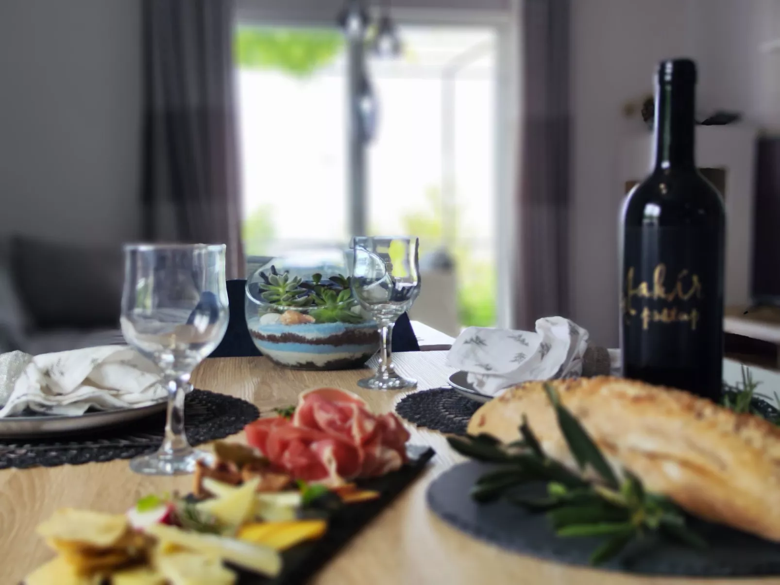 Mit Blick auf das Wasser-Drinnen