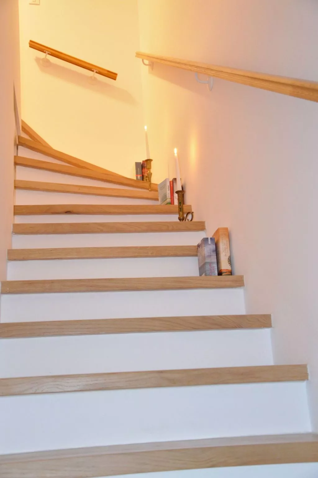 Mit Blick auf das Wasser-Dedans