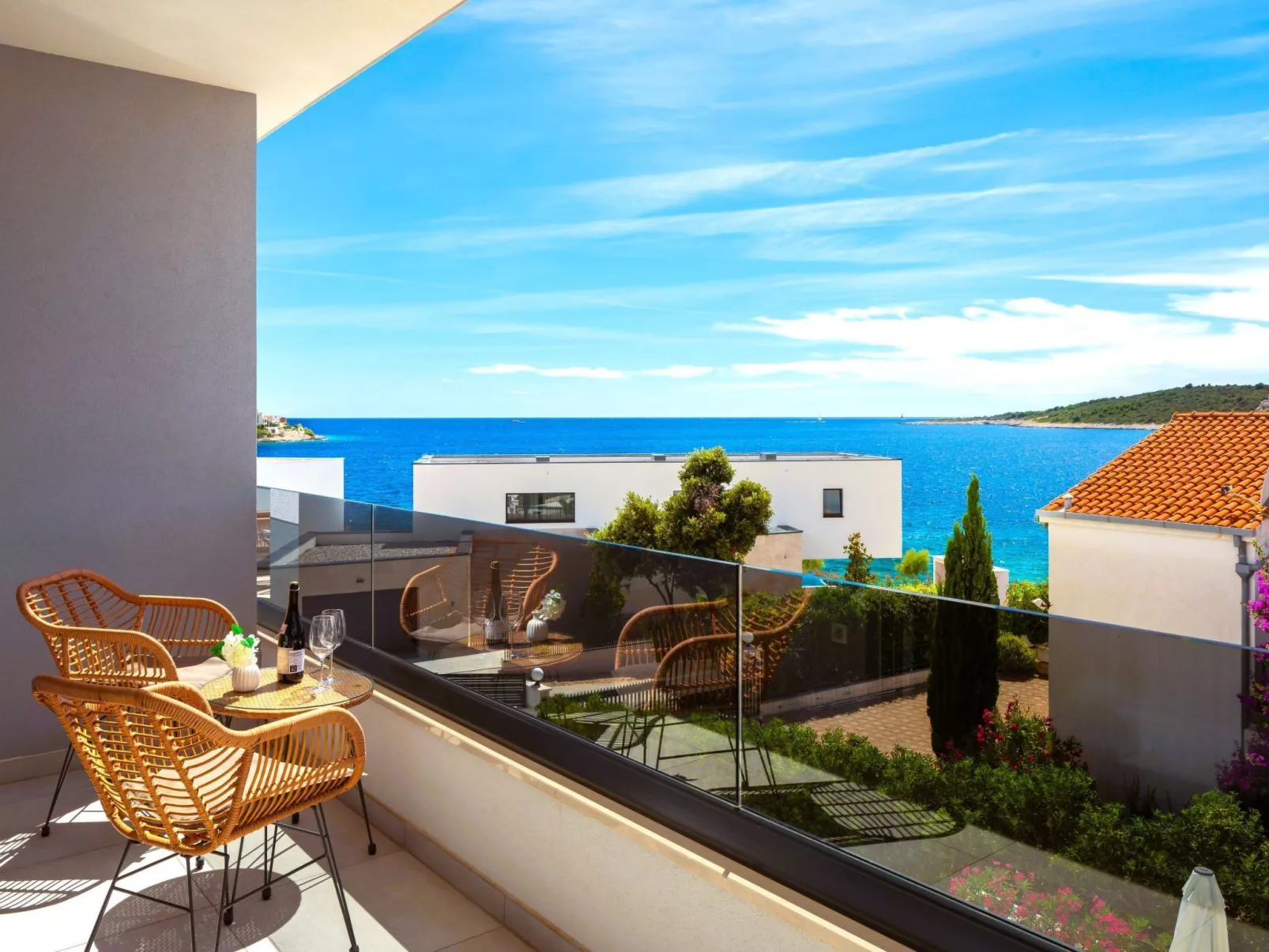 Luxuriöse Villa Dolce Vita direkt am Meer mit privatem Pool und Parkplatz