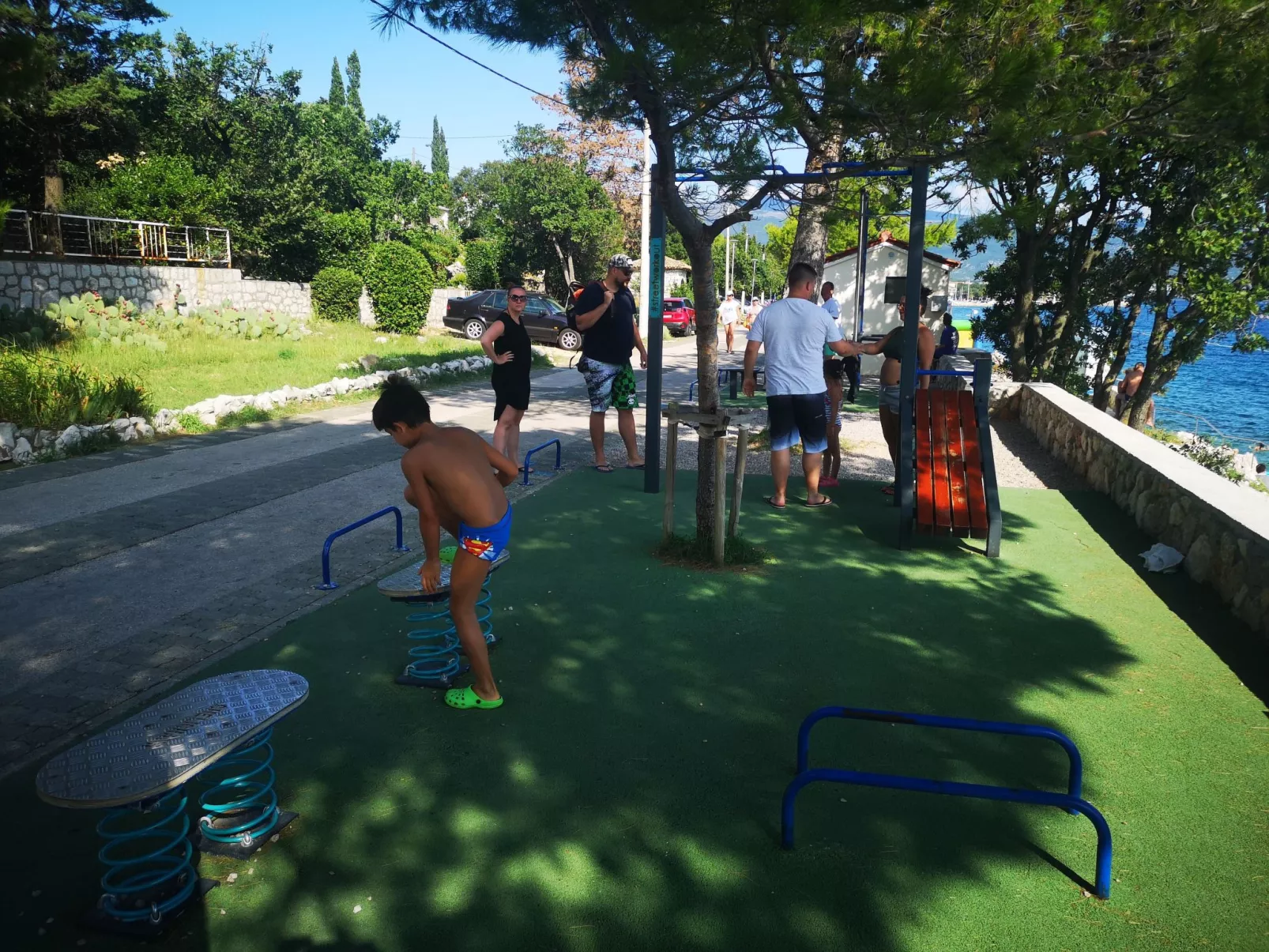 "Ana" mit Blick auf das Wasser-Draußen