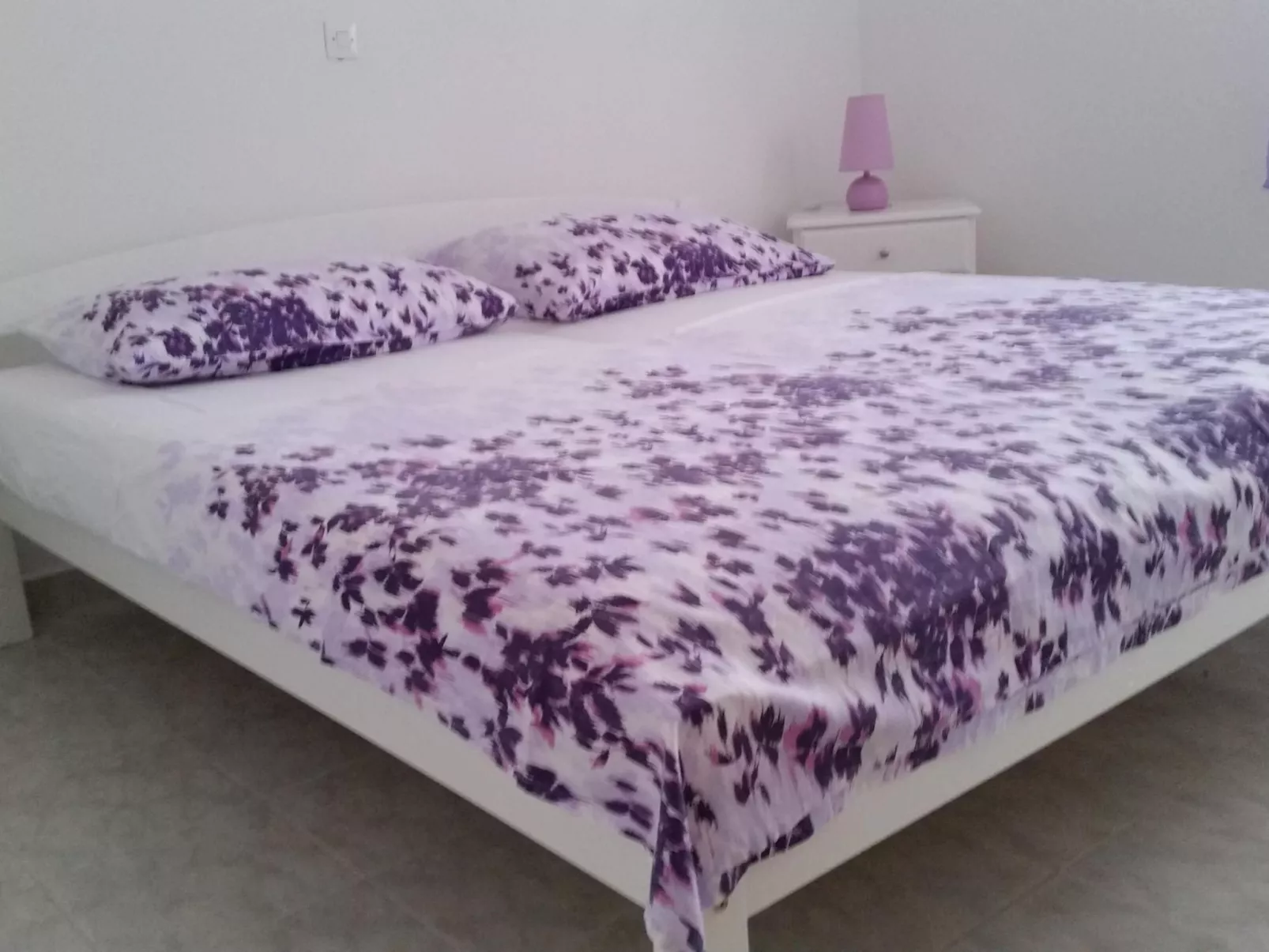 "Mladen" mit Blick auf das Wasser-Inside