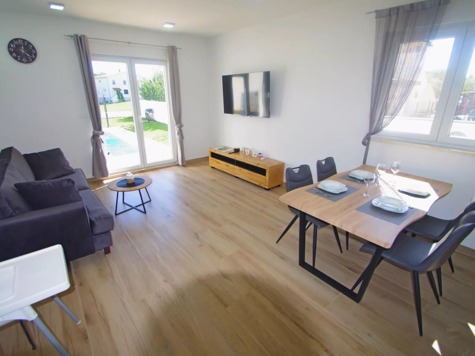 Ferienhaus, privater Pool, Dorf Šišan-Inside