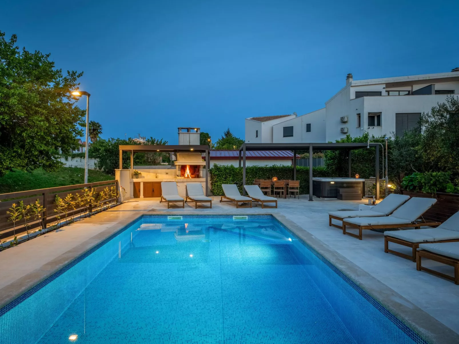 Schönes Appartement Mala 4 mit Pool-Dehors