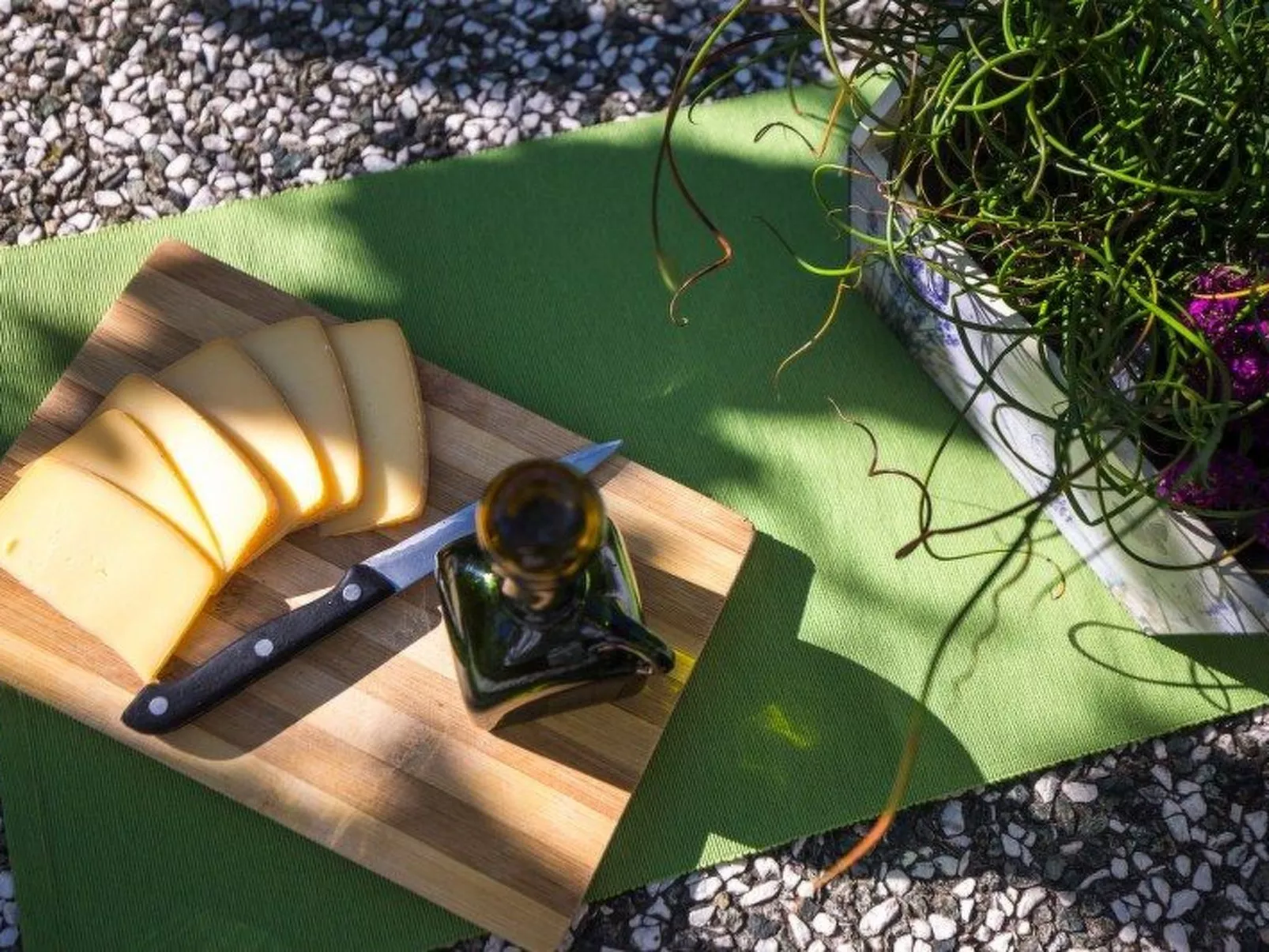 Apartment mit einem kleinen Wohn- und Essbereich und Schlafzimmer-Dehors