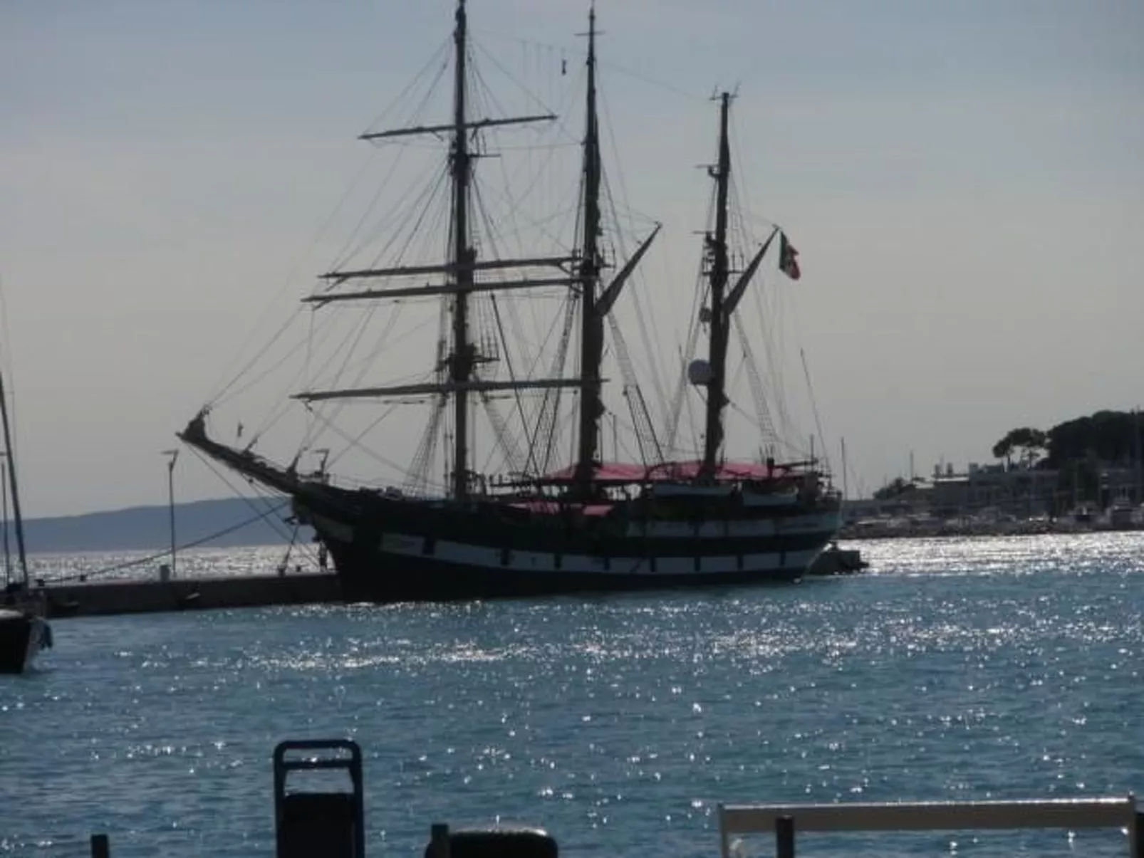 Mit Blick auf das Wasser-Dehors