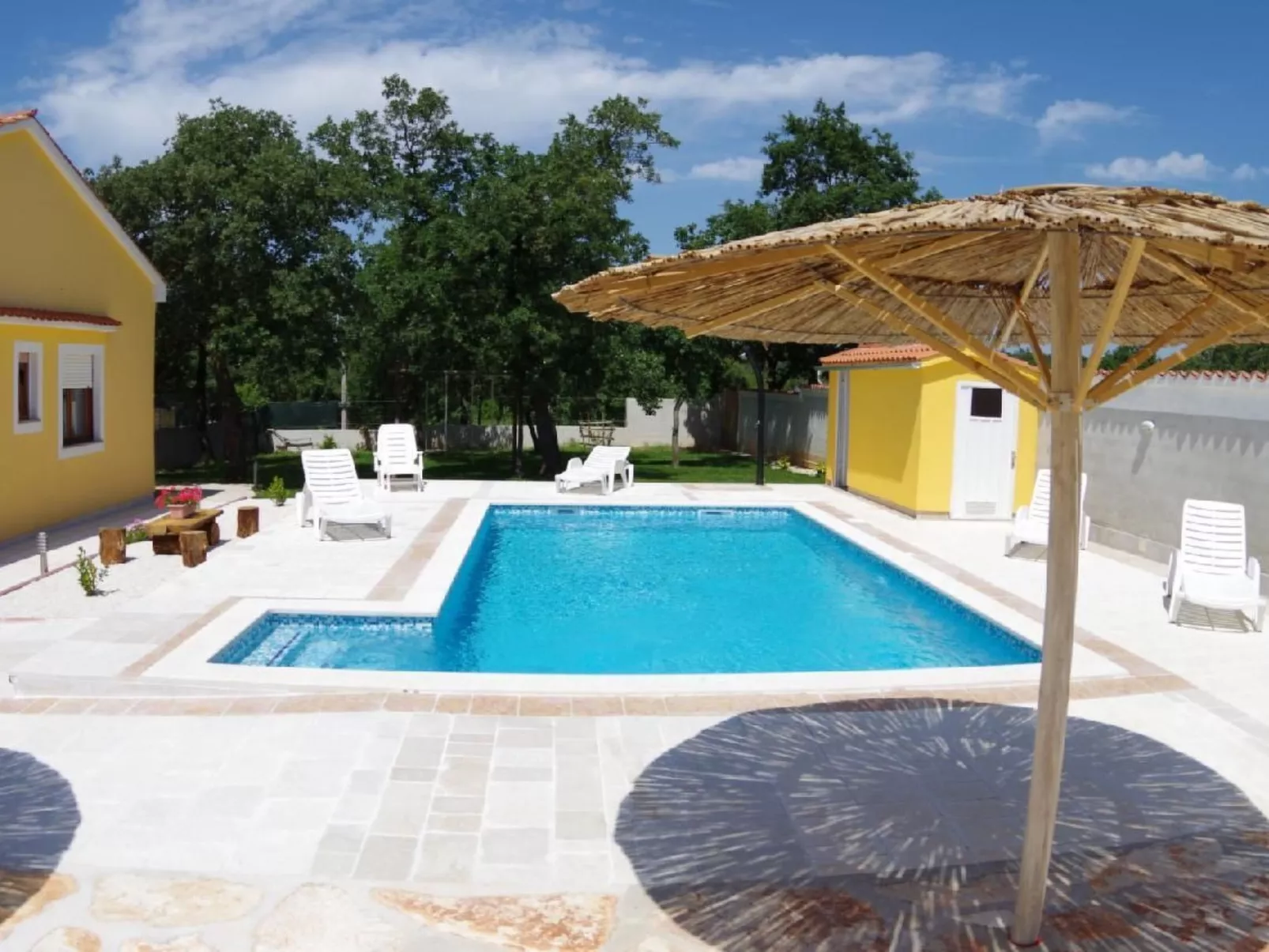 Haus in Sveti Kirin mit Privatem Pool, 4 Schlafzimmer-Draußen