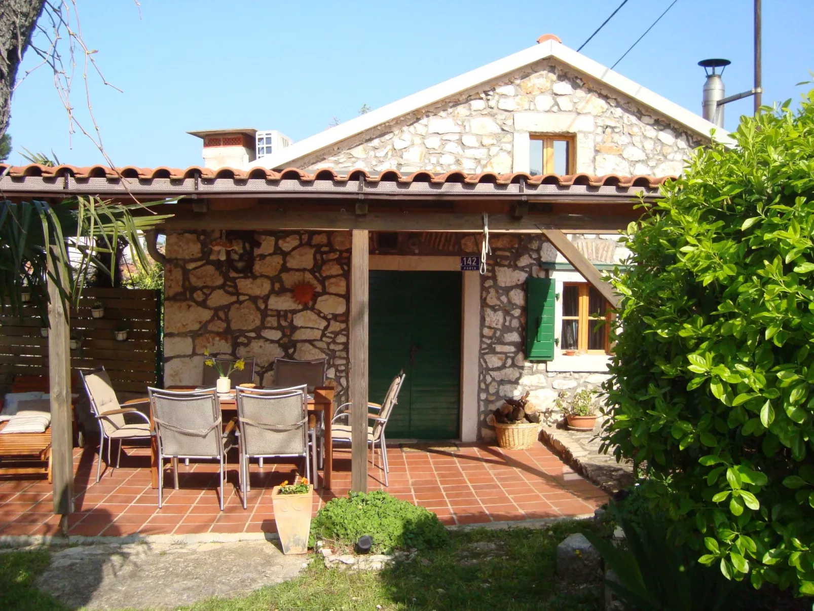 Typisch istrisches Steinhaus mit Grill und Garten
