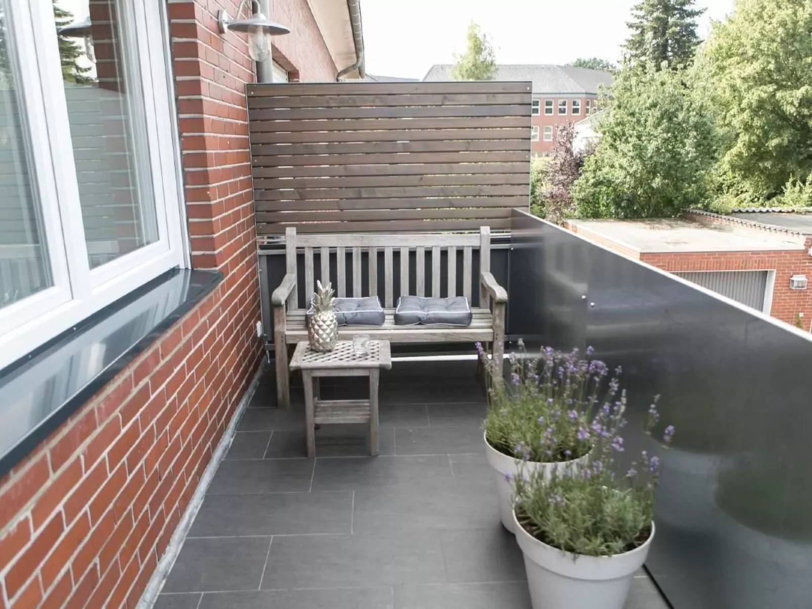 Komfortable Ferienwohnung mit großem Balkon-Draußen