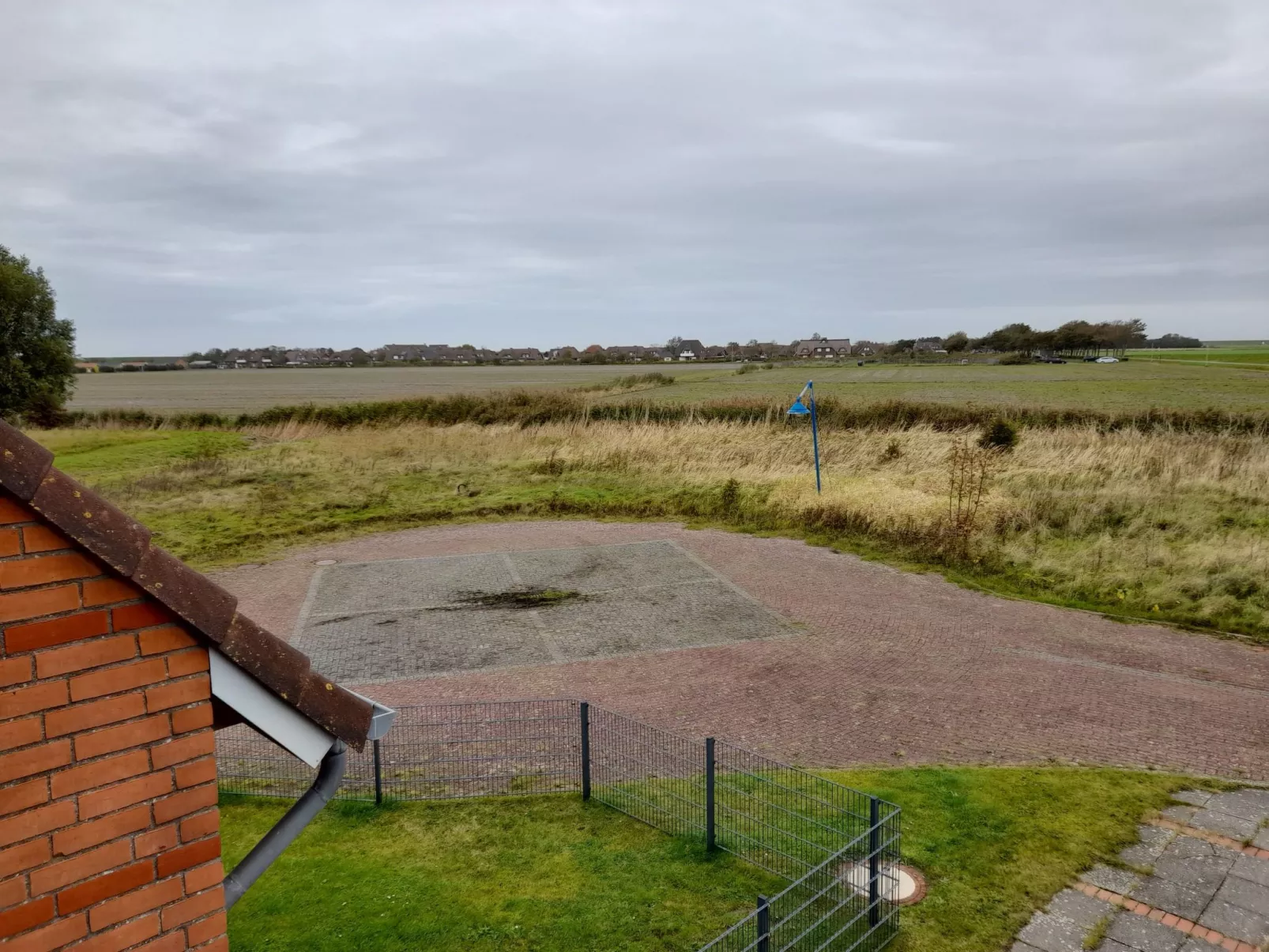 Moderne Ferienwohnung mit Balkon in Strandnähe-Draußen