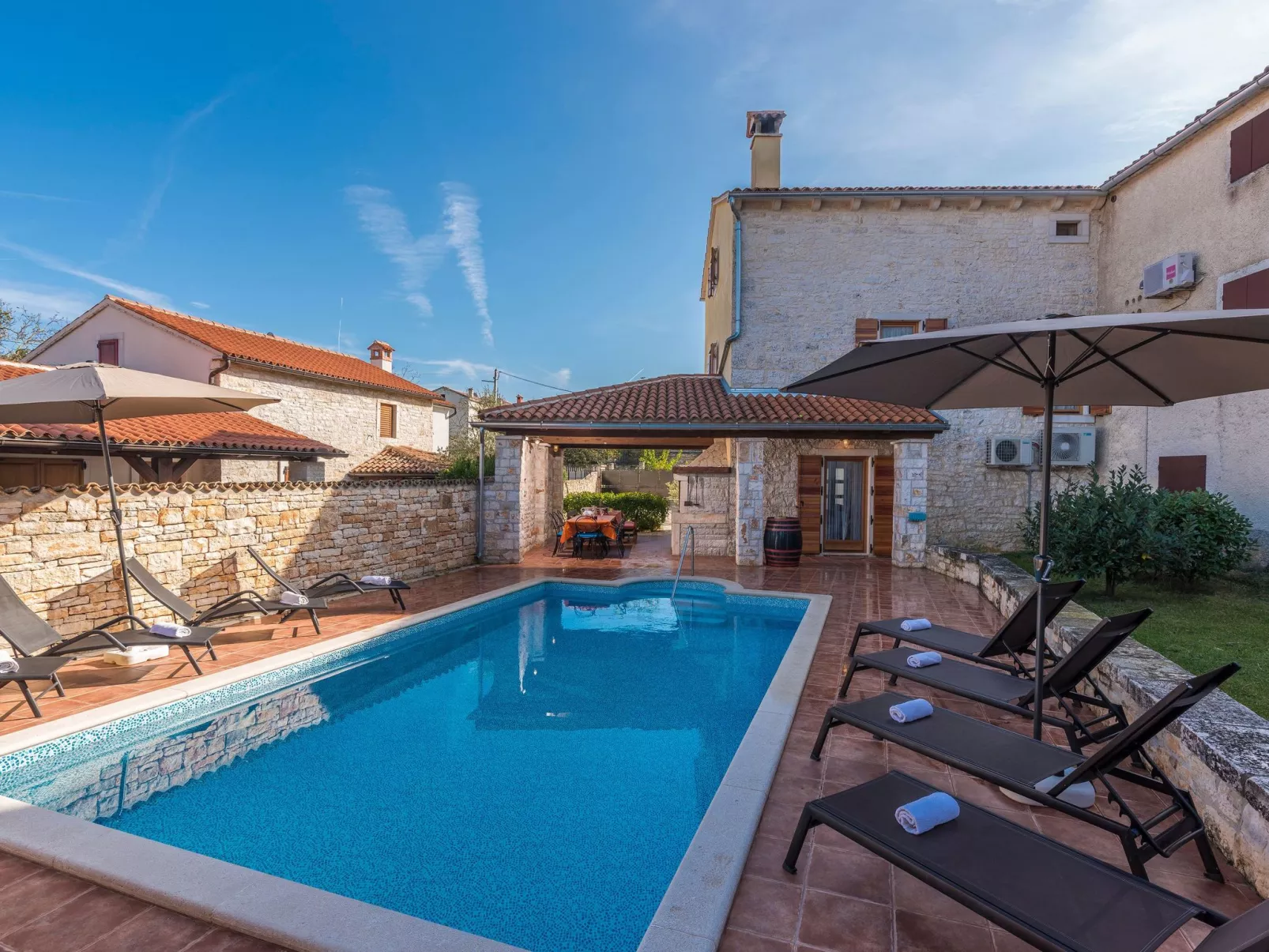 Gemütliches Ferienhaus in Peresiji mit Grill und Terrasse