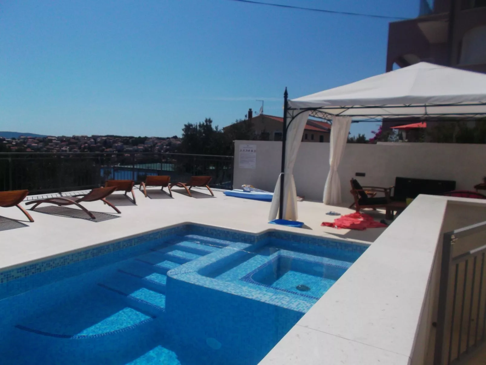 Beheiztes Schwimmbad, schattige Terrasse mit Meerblick-Dehors