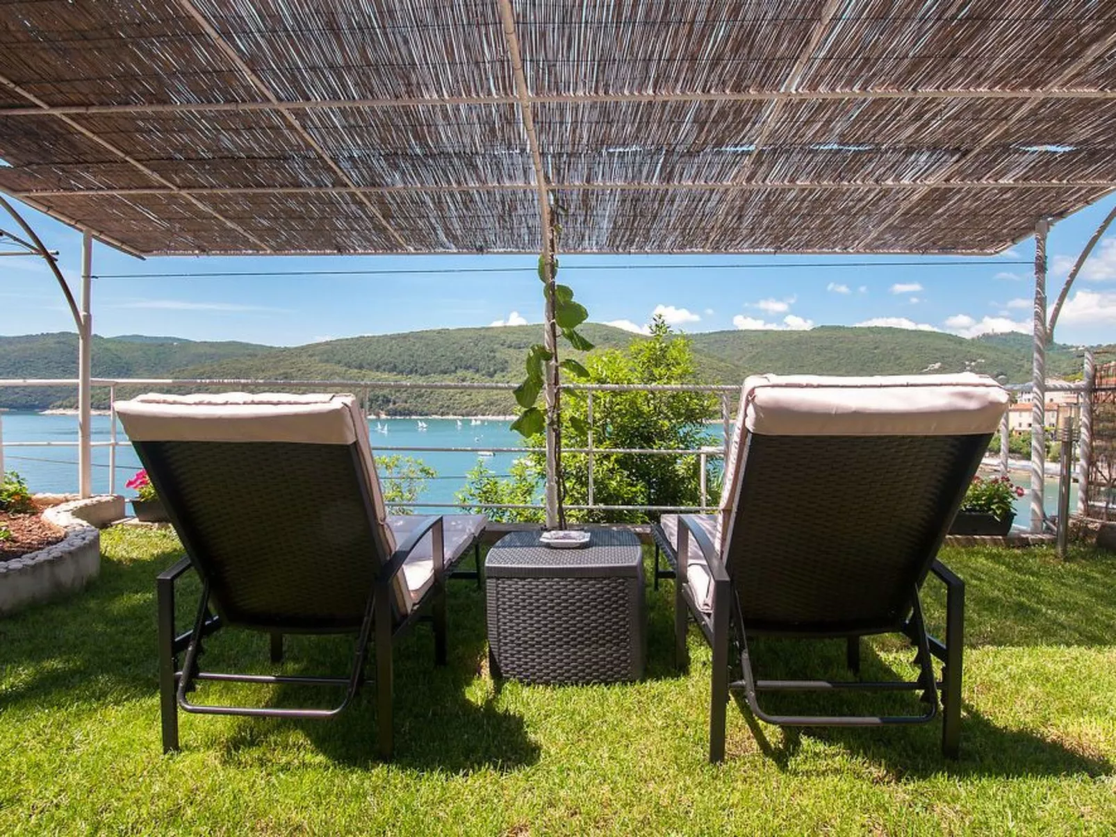 Mit Blick auf das Wasser