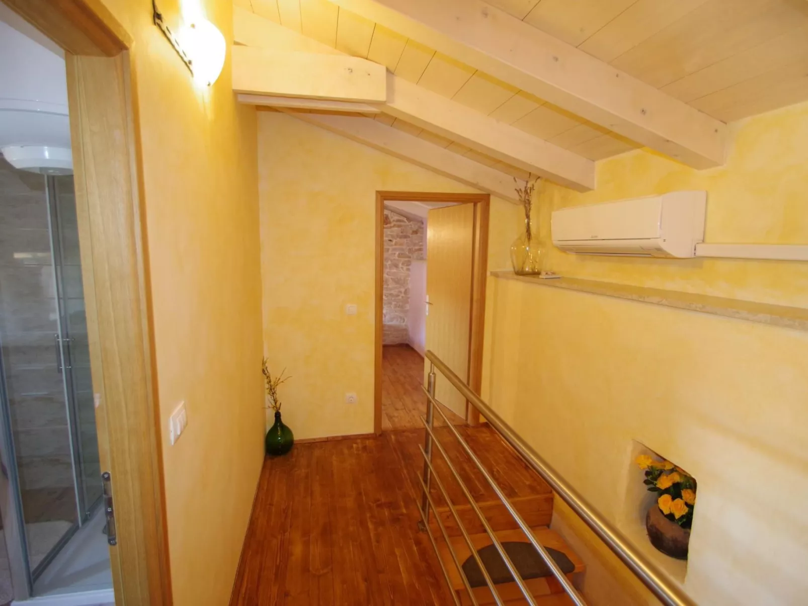 In Kavran mit Terrasse und Grill-Drinnen