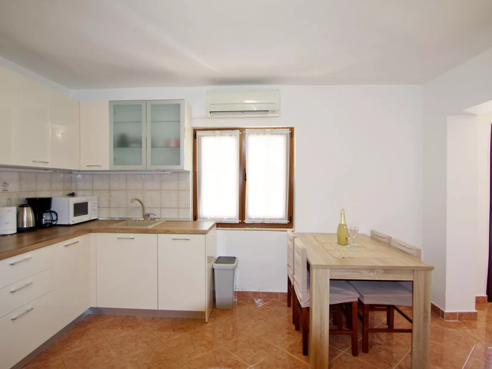 Schönes Haus mit großer grüner Umgebung, Pool-Drinnen