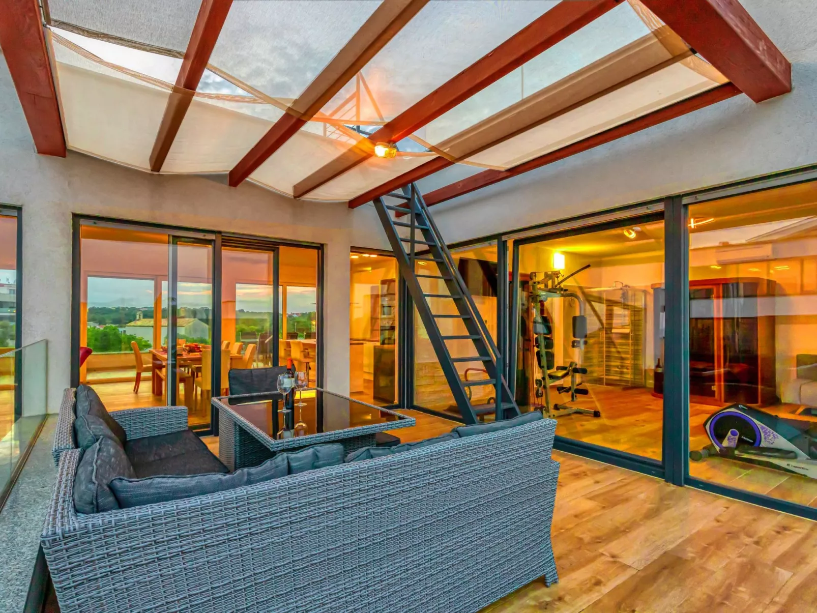 Leon's Holiday Homes-Dedans