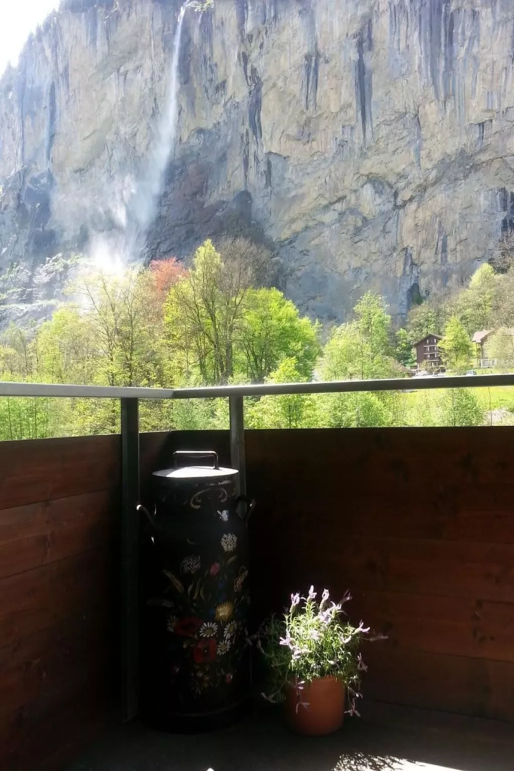 Gegenüber den Staubbach Wasserfällen