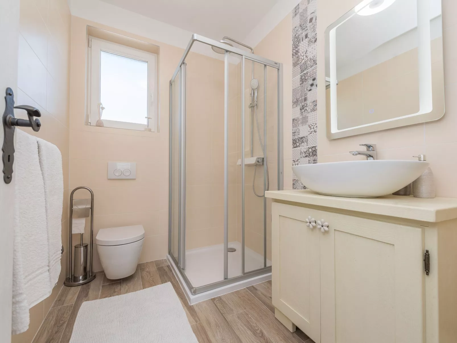 "Ivana" mit Blick auf das Wasser-Drinnen