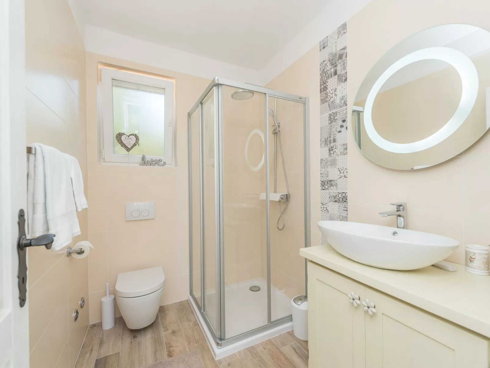 "Ena" mit Blick auf das Wasser-Drinnen