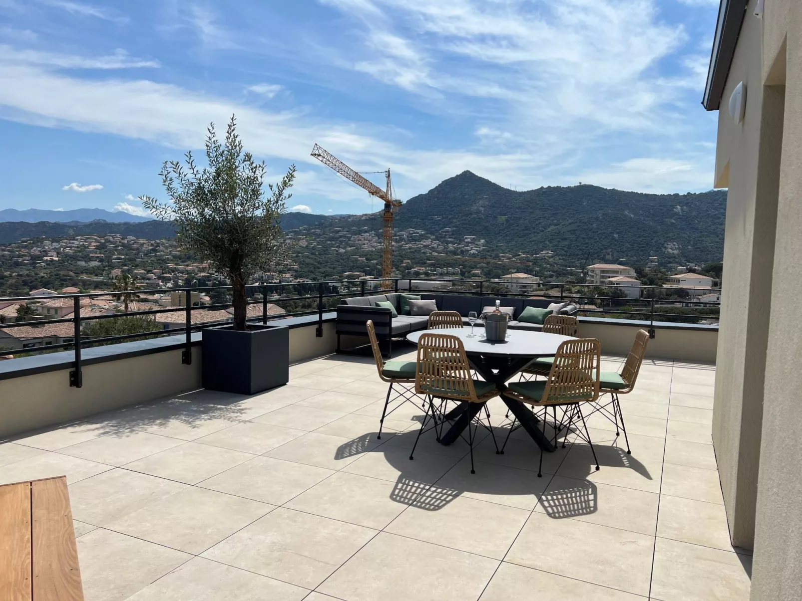 ISULA-RED_BEAUTIFUL_VIEW.-Drinnen