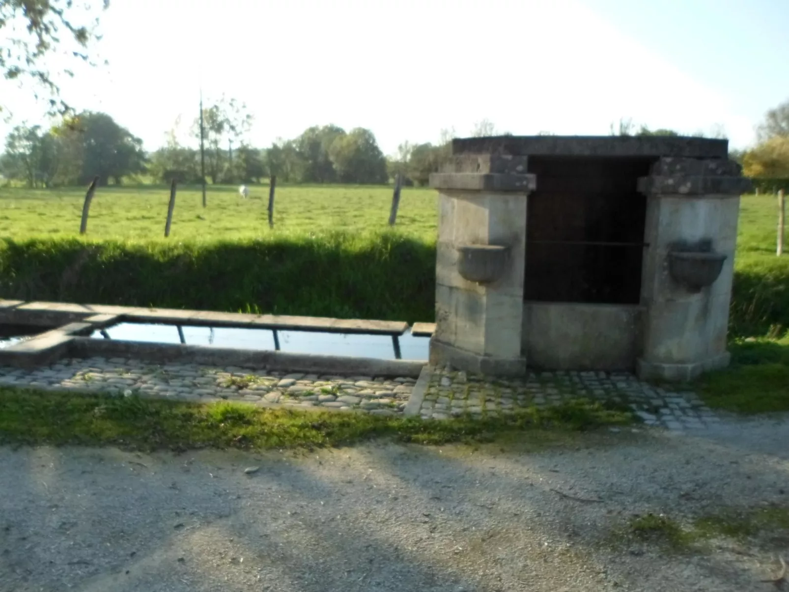 Steinhaus in ländlicher Umgebung mit Pool