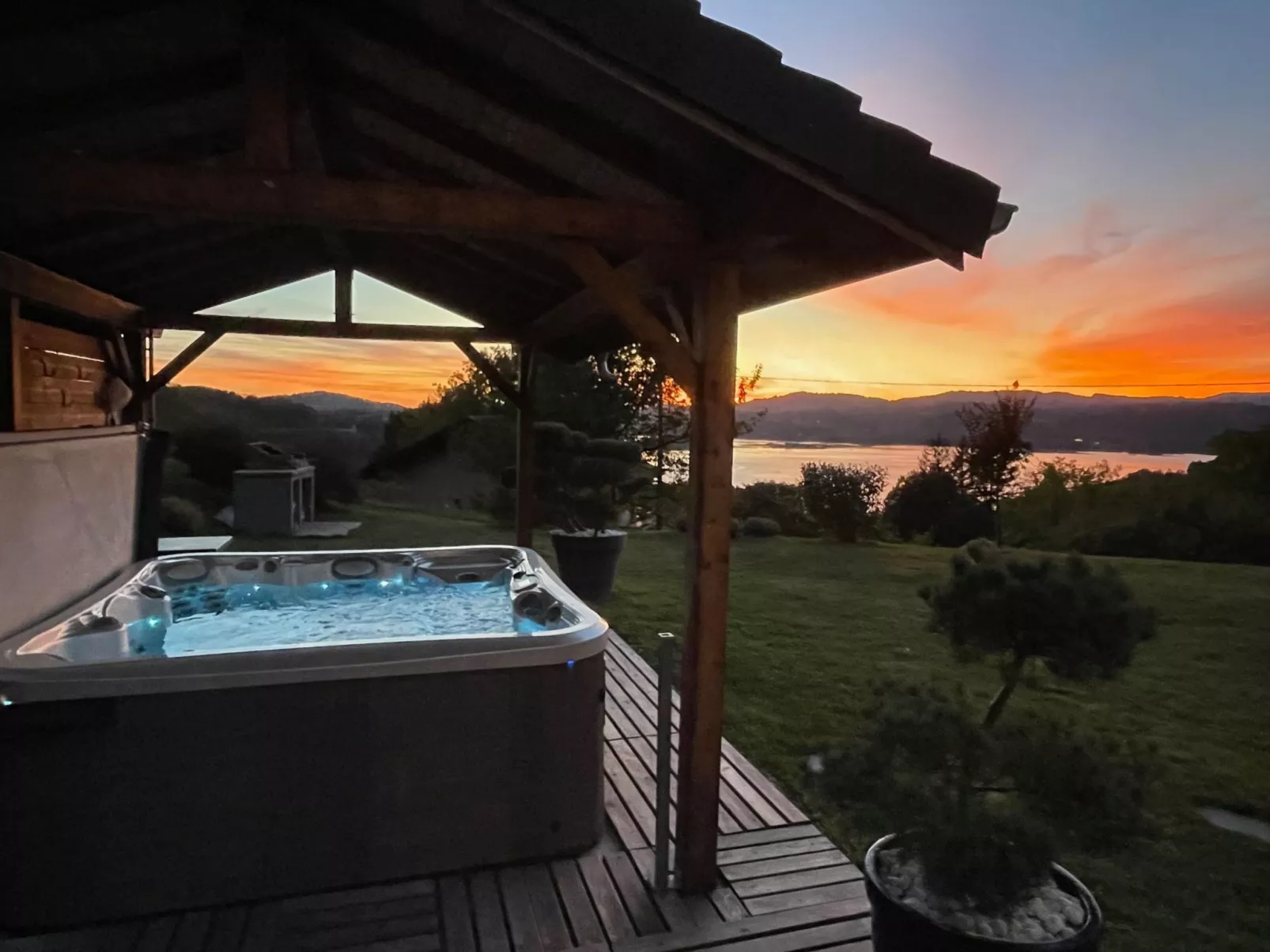 In Aiguebelette-Le-Lac mit Garten, Terrasse und Grill-Draußen