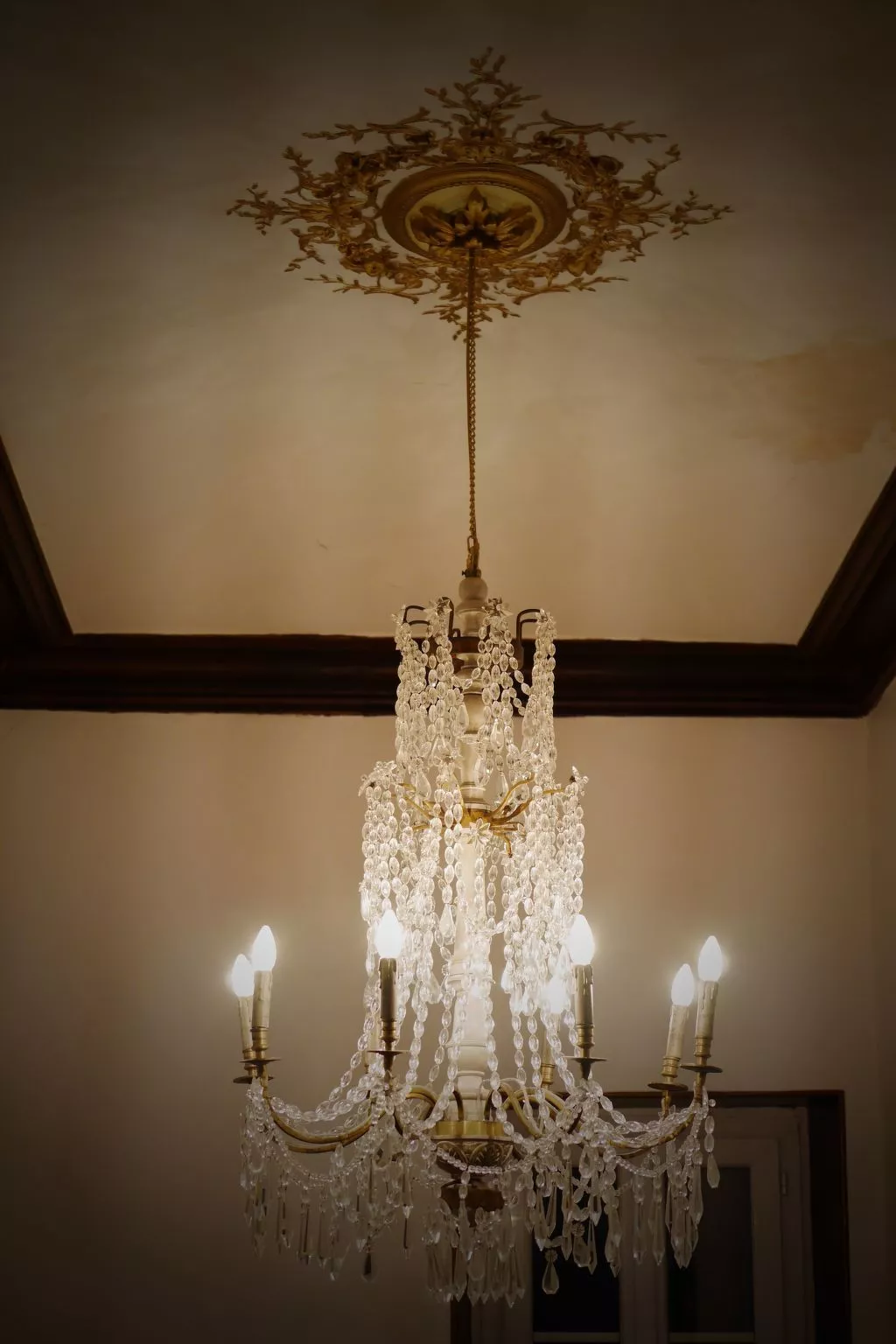 Schloss mit Überlaufpool an der Dordogne