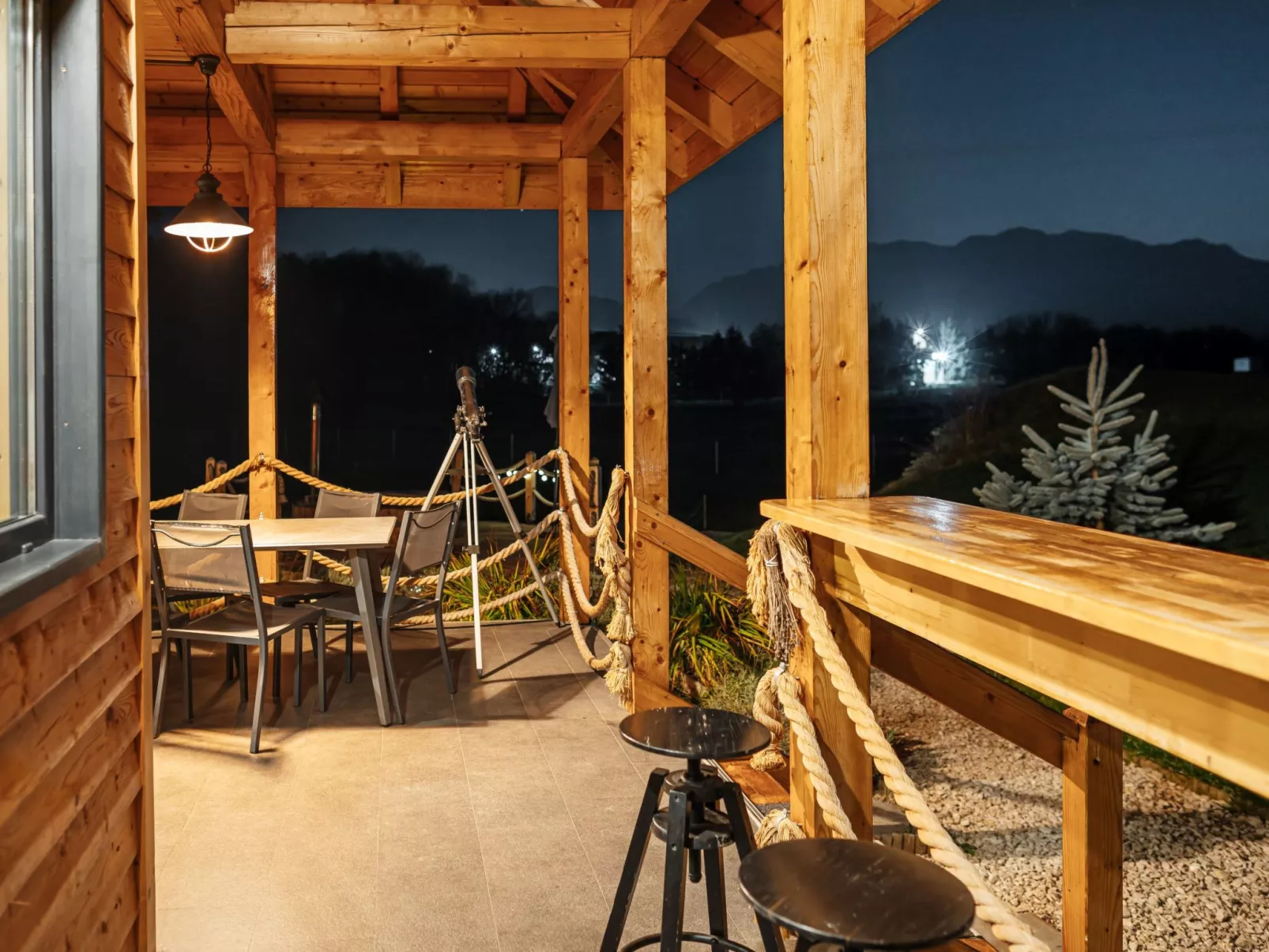 Kleines Haus mit Werkstatt-Outside