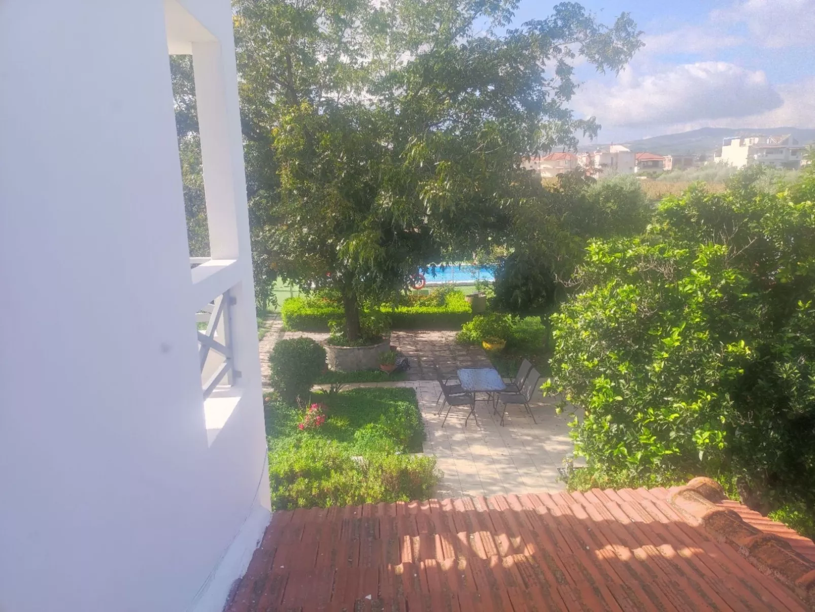 Neben Orangenbaum-Obstgarten