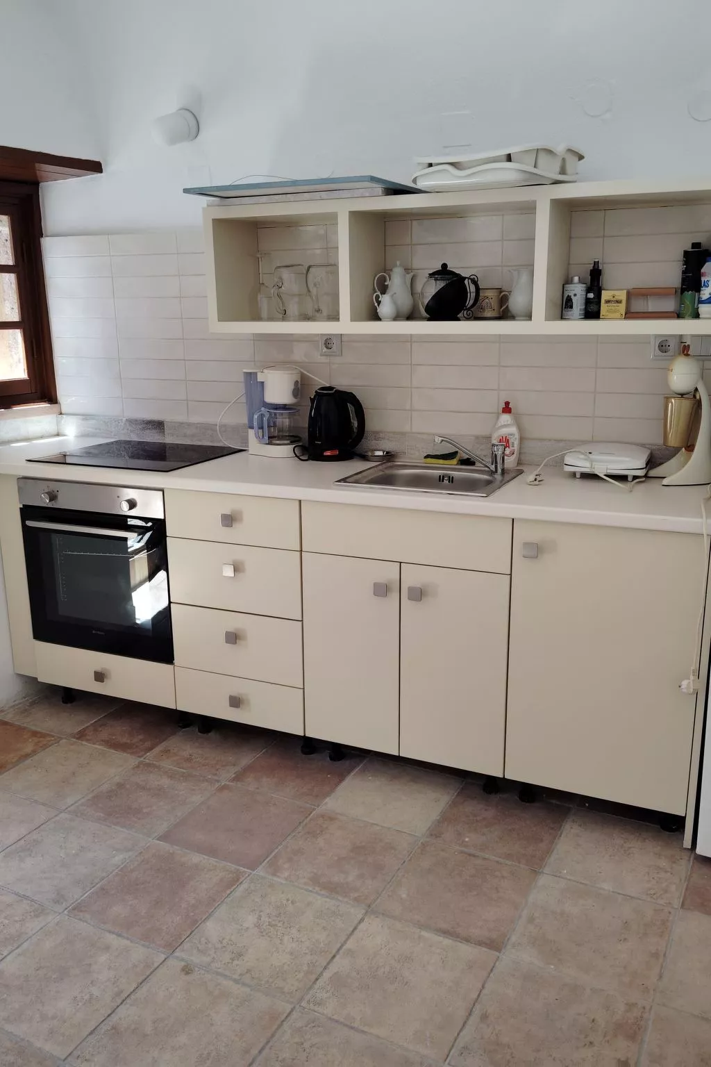 "Goulas" mit Blick auf das Wasser-Drinnen