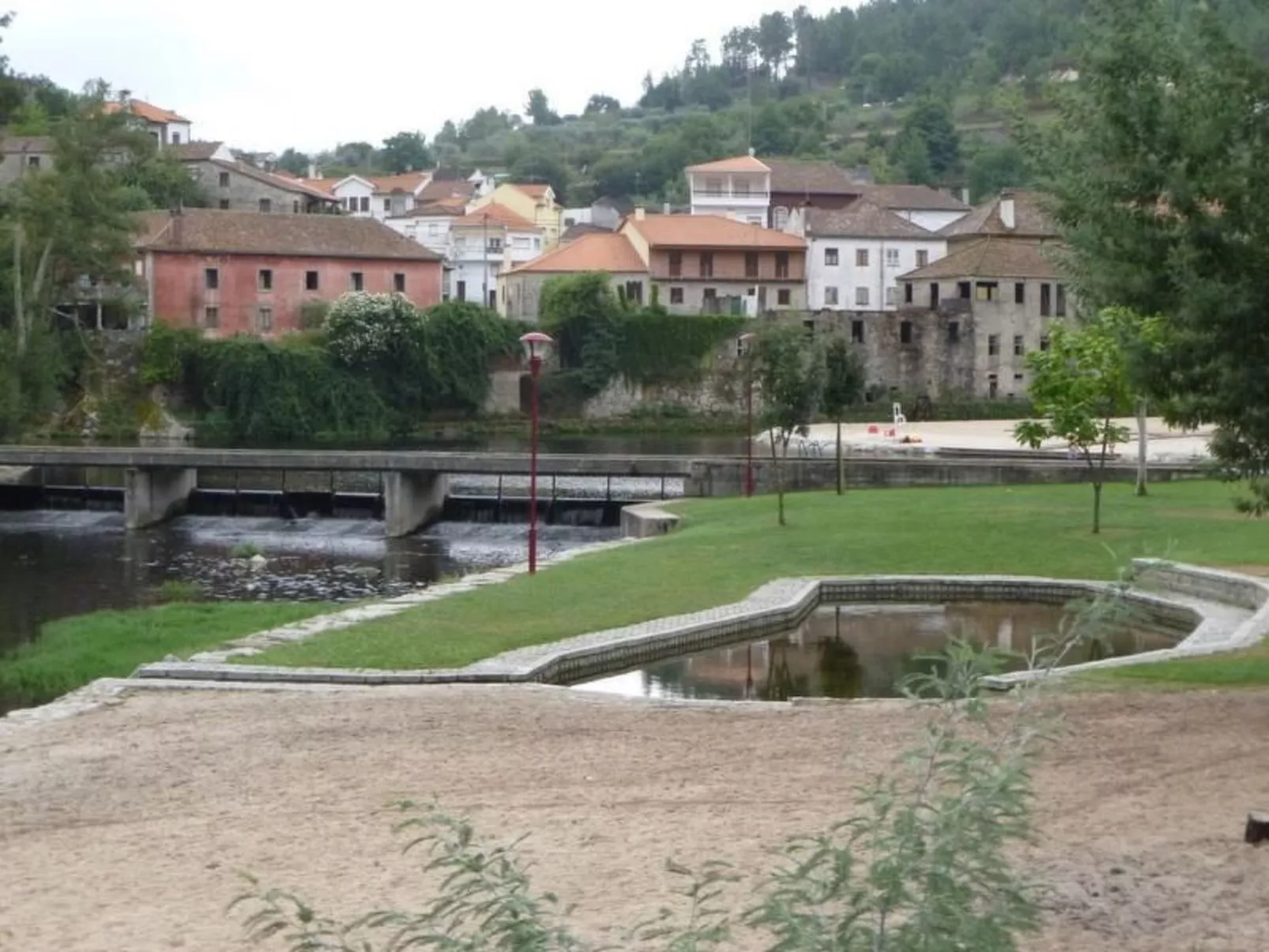 Mit Sonnenterrasse und großem Garten-Image-tags.info