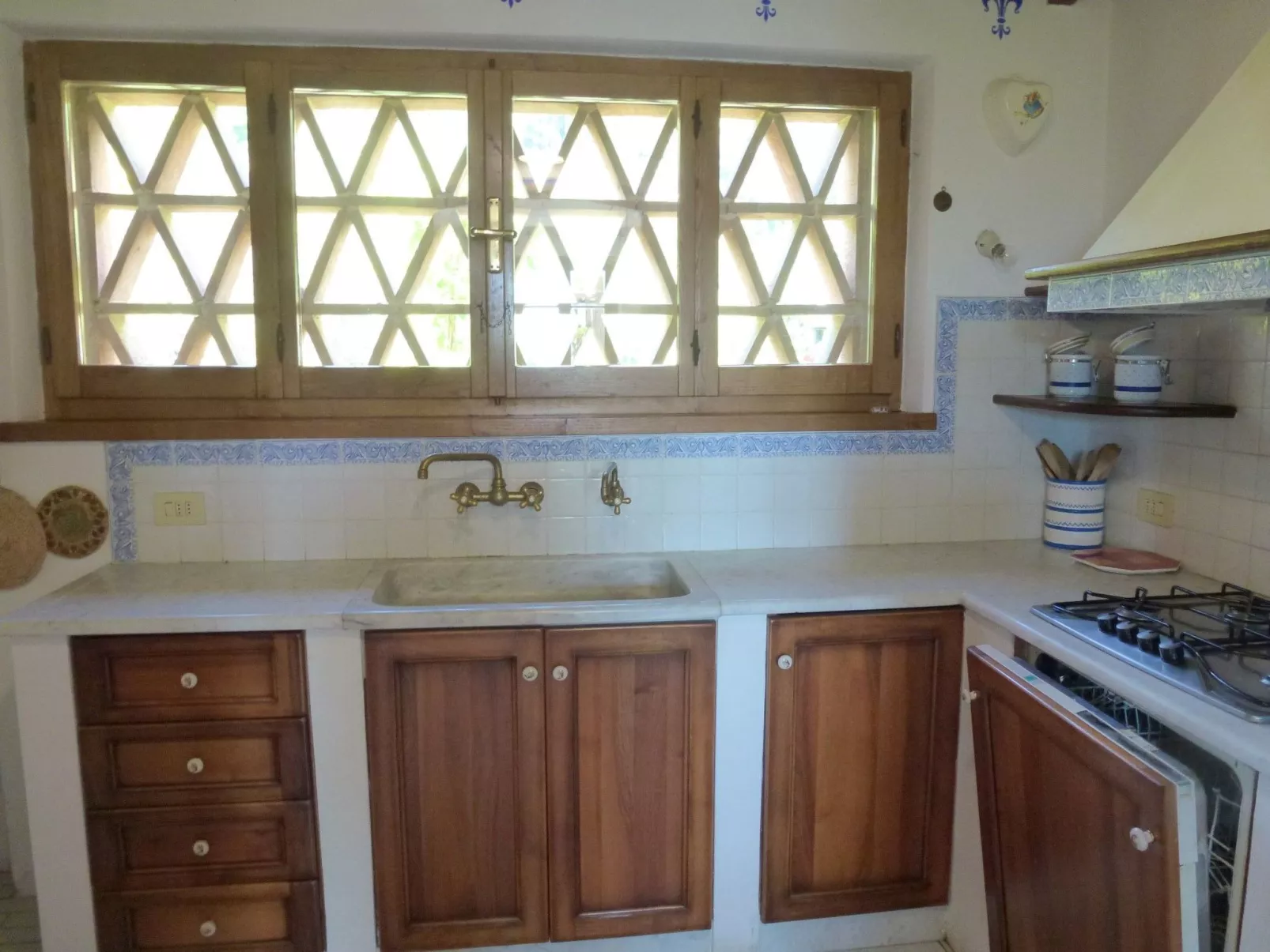 Mit Blick auf das Wasser-Dedans