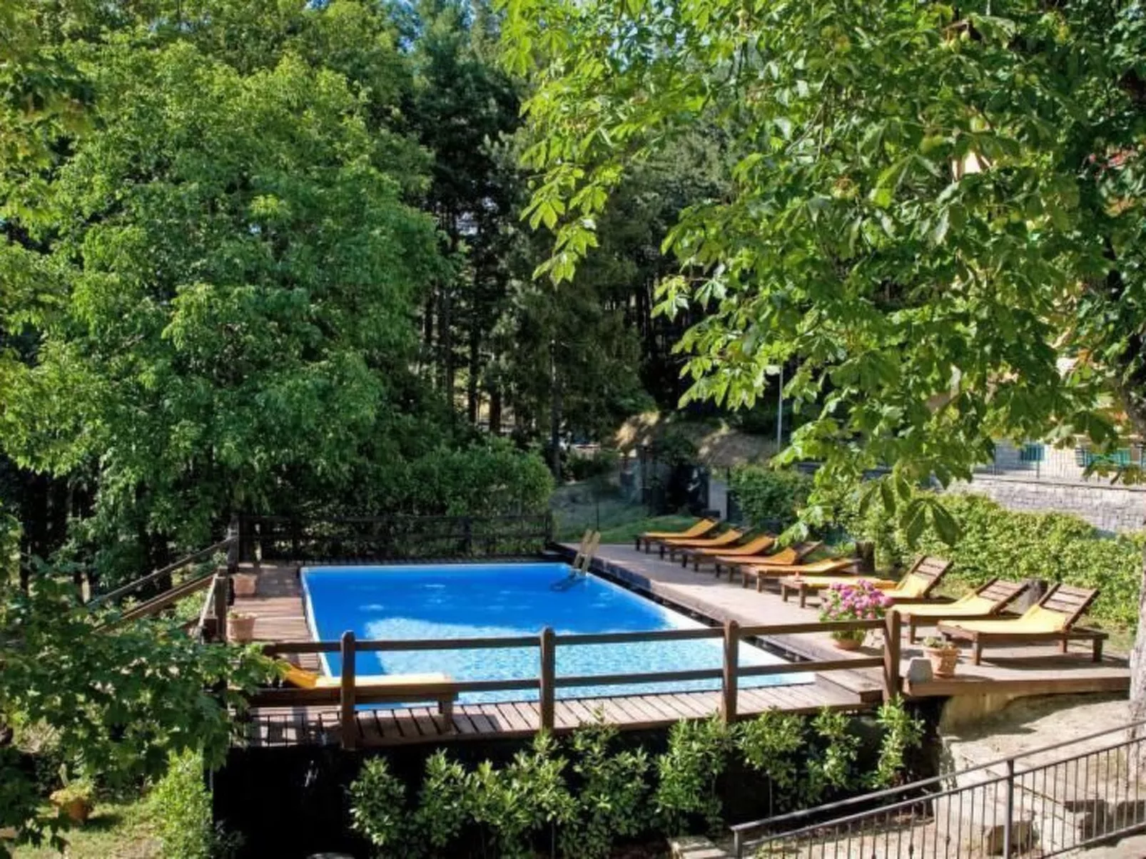 Wohnung in einer alten Villa mit Schwimmbad