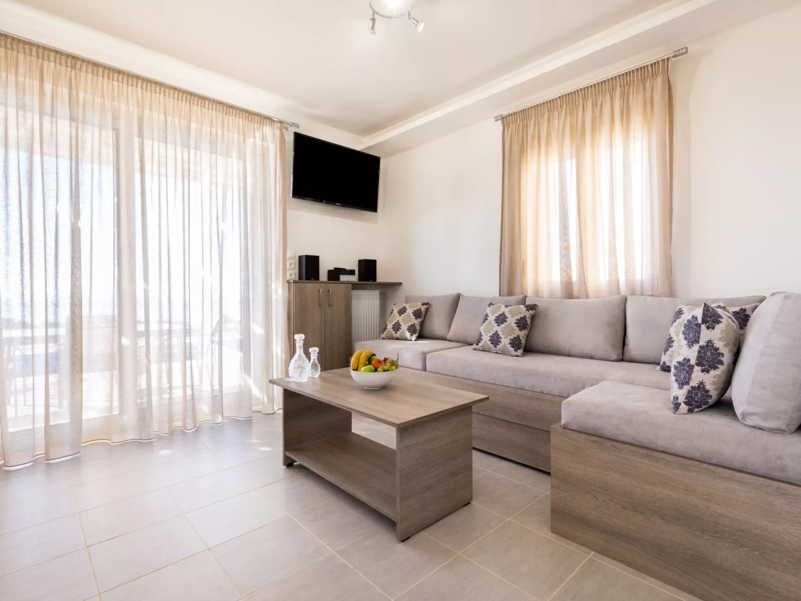 Küstenvilla mit Pool in der Nähe eines ruhigen Sandstrandes-Drinnen