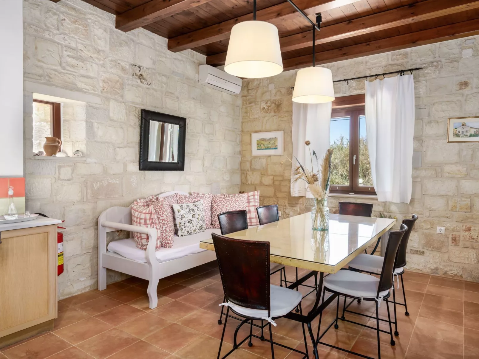 Villa aus Stein, privater Pool, BBQ 30m zum Strand-Drinnen