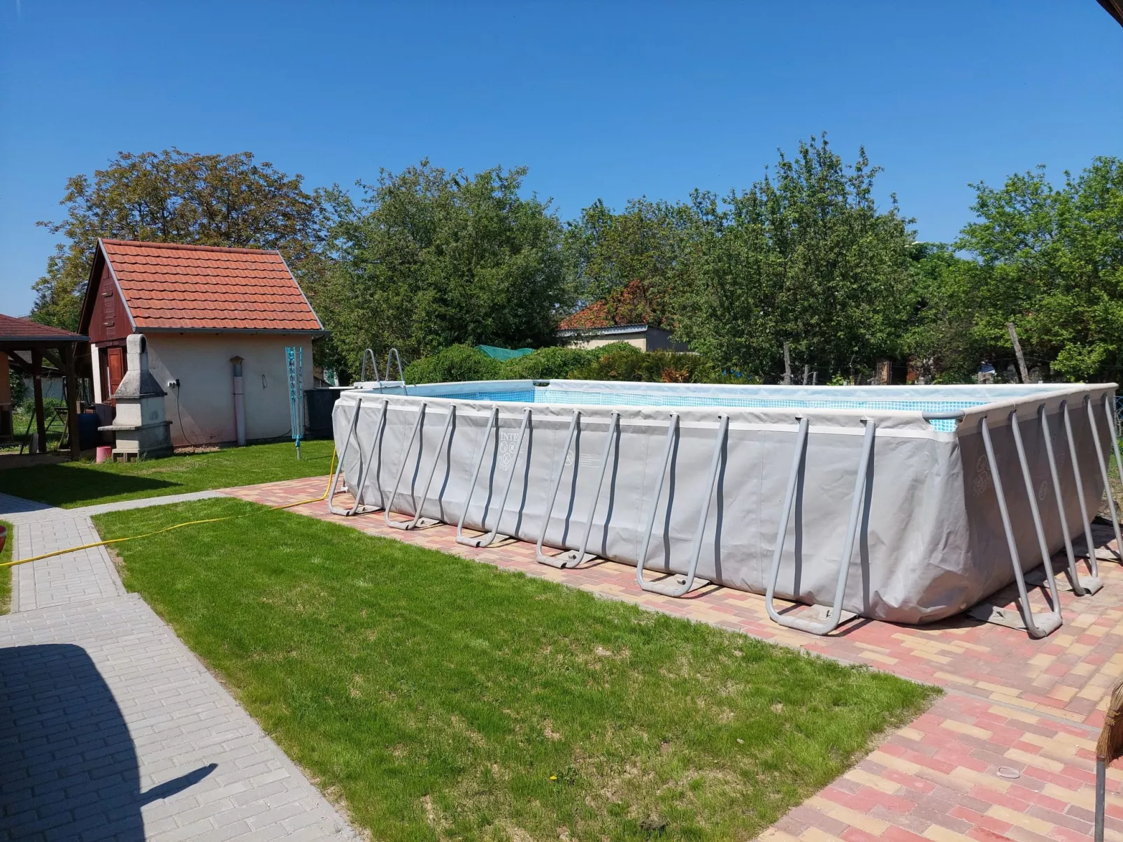 Schönes Ferienhaus mit sehr großem Pool