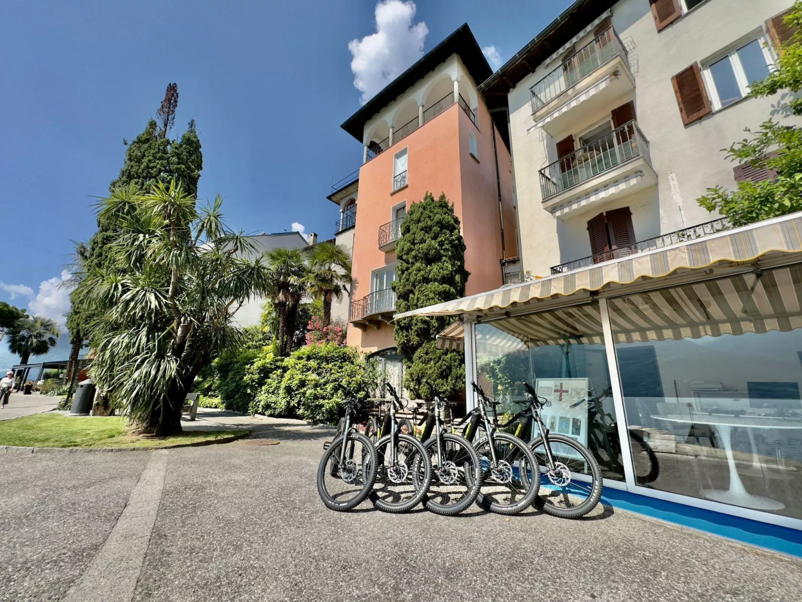 "Palazzo Branca" mit Blick auf den See.