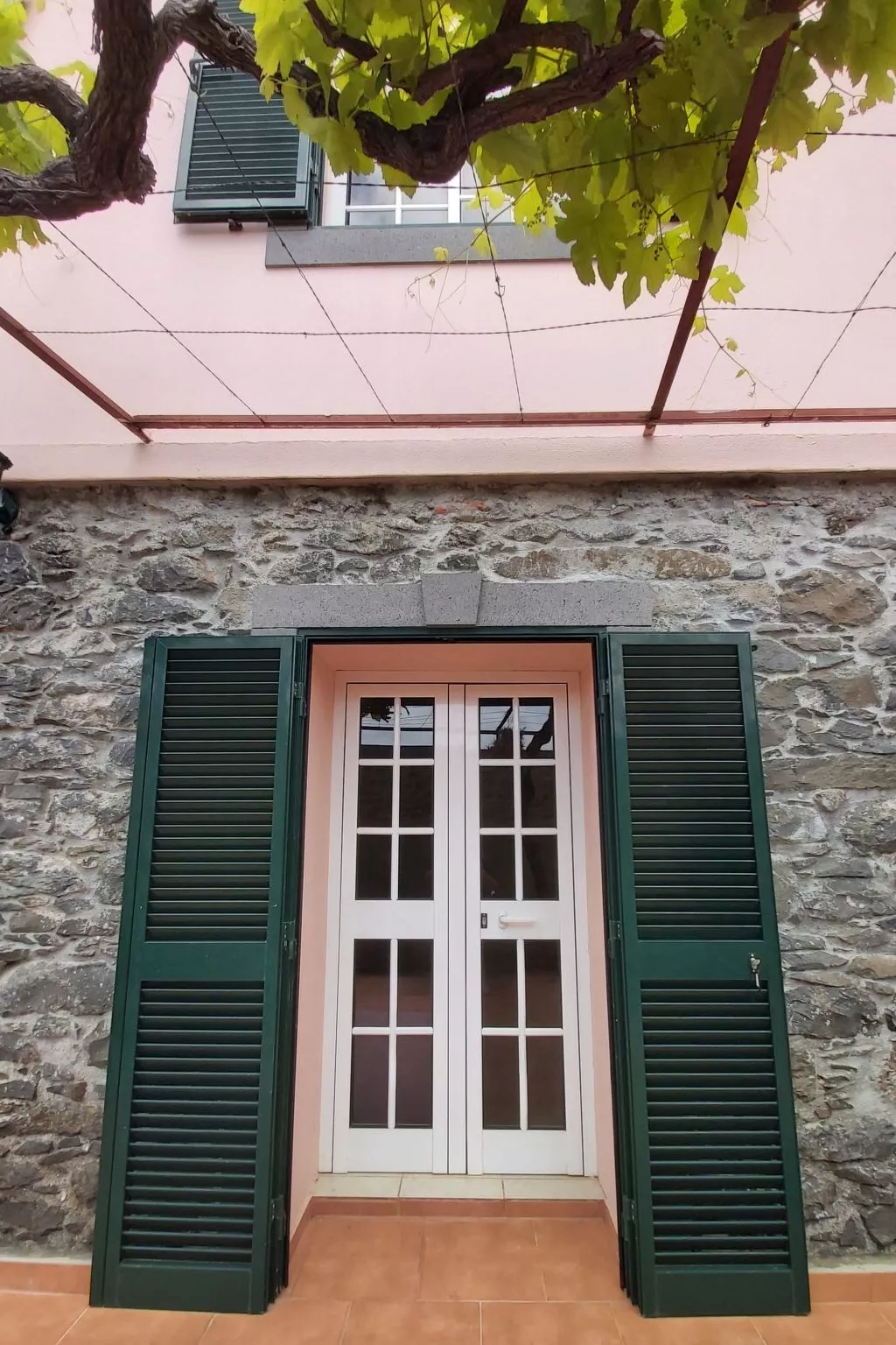 Cottage aus Stein mit Blick auf das Wasser
