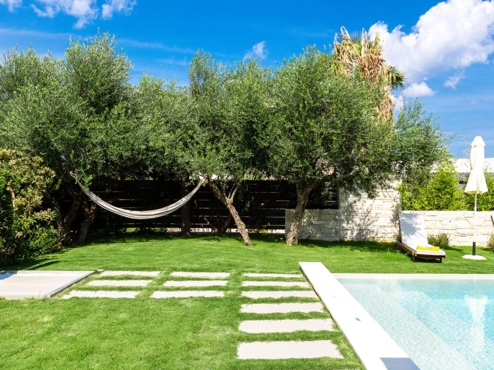 Villa mit beheiztem Pool in der Nähe von Strand und Geschäften-Draußen