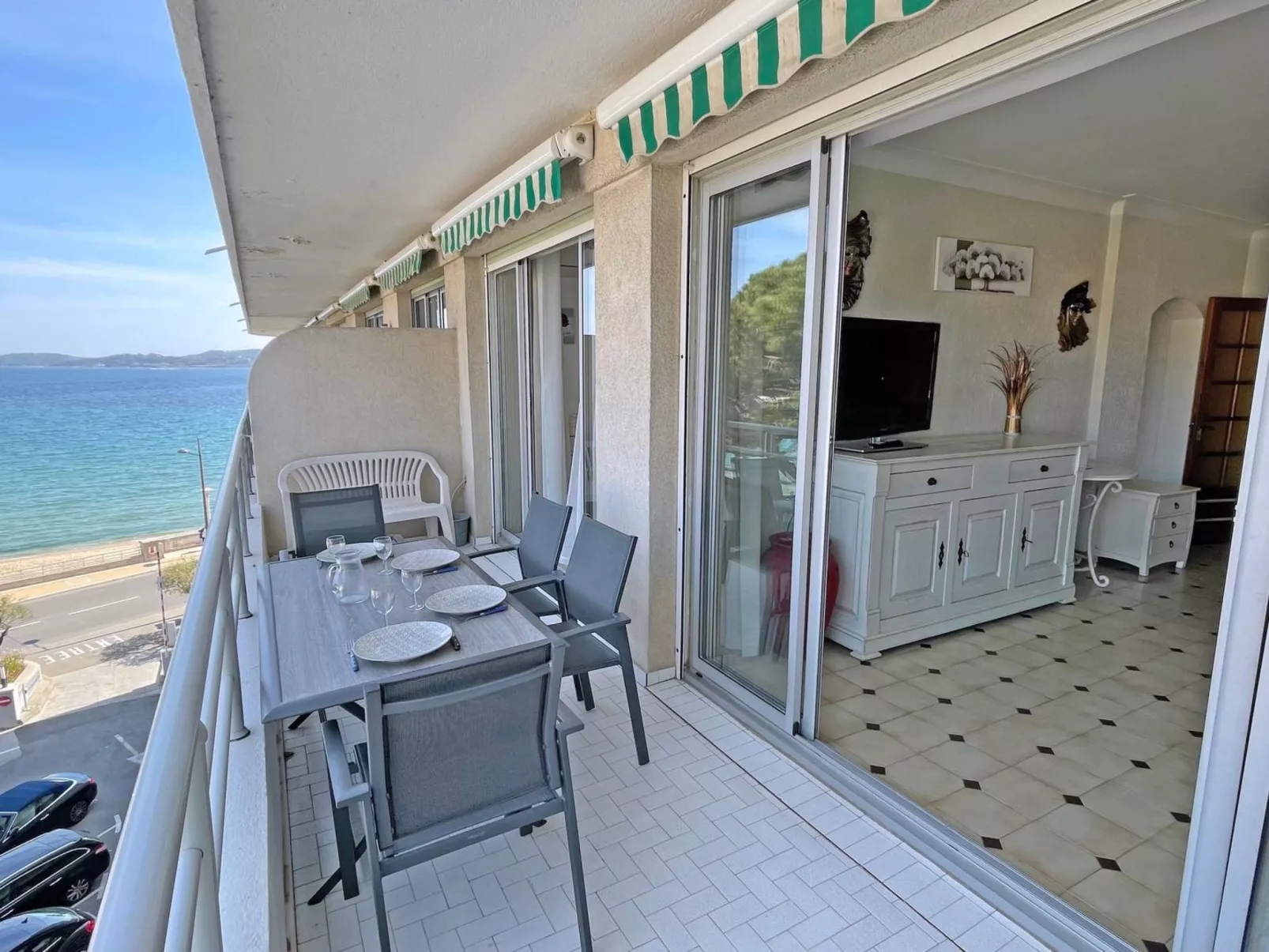 Mit Blick auf das Wasser