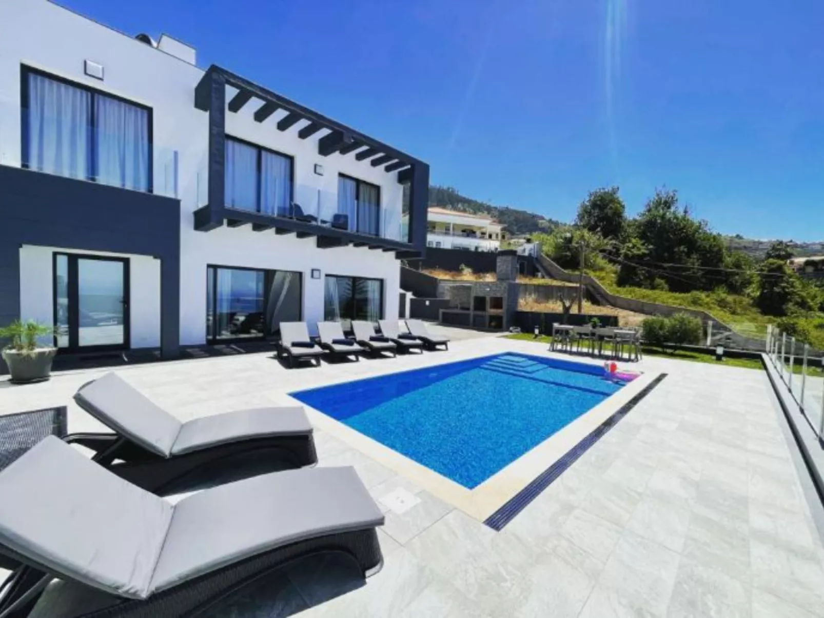 Ferienvilla mit eigenem Pool-Dehors