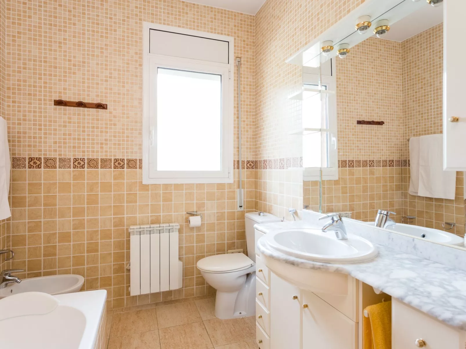 Großes Haus mit Schwimmbad und Barbecue-Image-tags.info