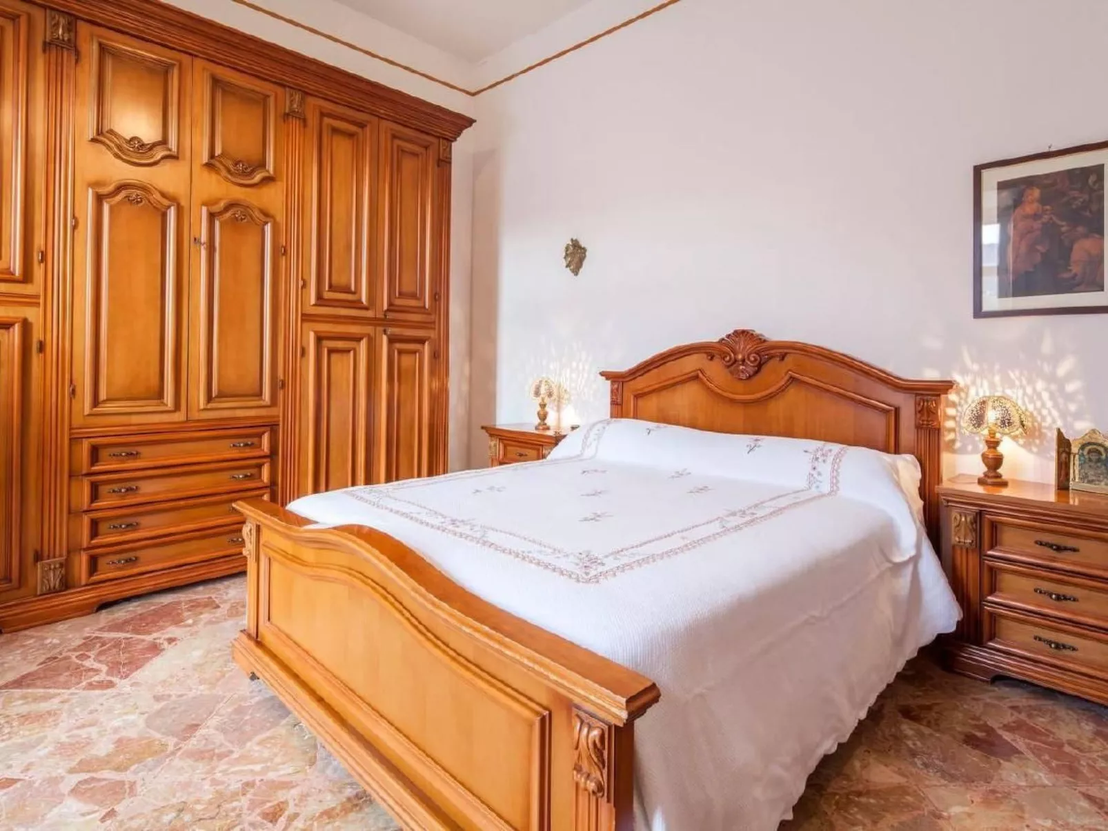 Haus in Cava De' Tirreni und Bergblick