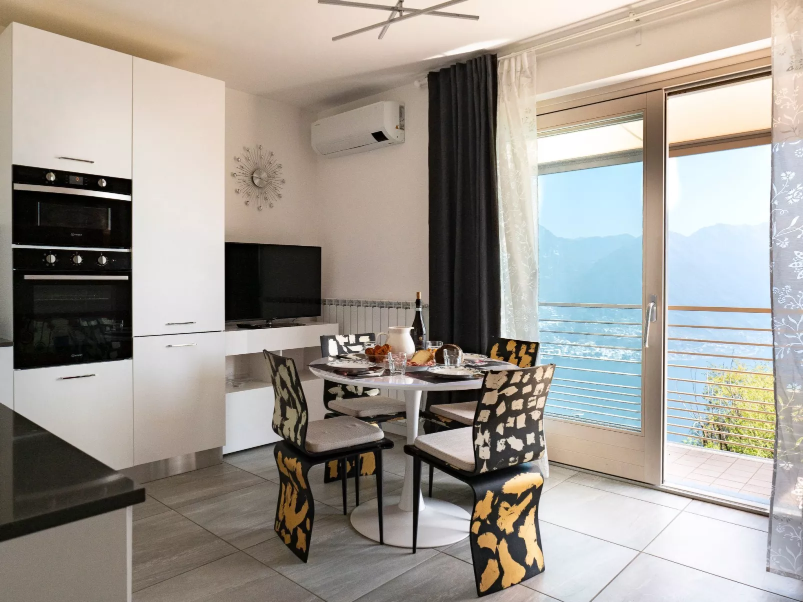 Lights on the Lake Zweizimmerwohnung mit Terrasse und Pool